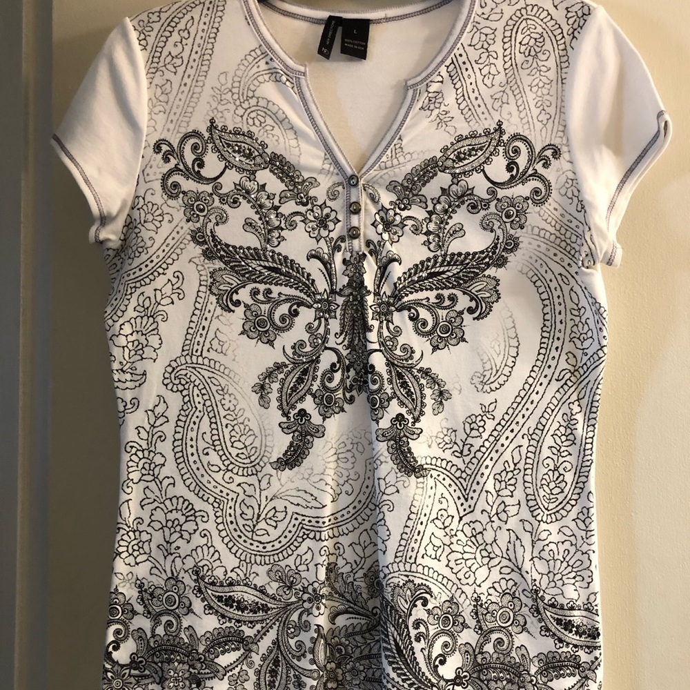 Black and white printed jeweled V-neck T-shirt.